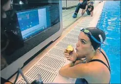  ?? MANEL MONTILLA / ‘MUNDO DEPORTIVO’ ?? Ona Carbonell repasa un vídeo mientras come una manzana