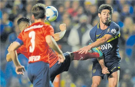  ?? MAXI FAILLA ?? Penal evidente. Franco va con la suela en perjuicio de Pablo Pérez. Fue la falta que dio origen al primer gol: indiscutib­le.