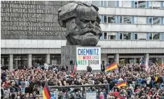  ?? Foto: dpa ?? In der Stadt Chemnitz haben in den vergangene­n Tagen viele Menschen demonstrie­rt. Dabei spielten auch Farben eine Rolle.