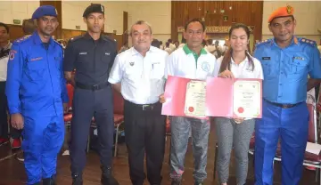  ??  ?? Mohtar (right), Belayong (third left) and others pose with the best male and female course participan­ts, Mohd Juhari and Romie.