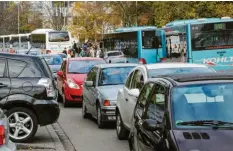  ?? Archivfoto: Andreas Lode ?? Zum Unterricht­sschluss im Neusässer Schulzentr­um herrscht reger Betrieb auf der Landrat-Dr.-Frey-Straße. Autos parken in der Busbucht, Fußgänger und Radler tauchen hinter wartenden Bussen plötzlich auf der Straße auf, und es gibt starken Verkehr durch Abholer-Autos.