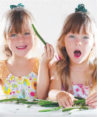  ?? Picture: NIGEL HALLETT ?? Merrimac twins Sienna and Scarlett Parker enjoy healthy food.