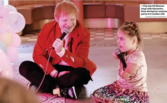  ?? Humphrey Nemar/Daily Mirror ?? > Pop star Ed Sheeran sings with HarmonieRo­se during her surprise party at a London cafe