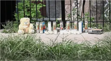  ??  ?? Gone too soon: Candles and a teddy bear are left on the sidewalk near the scene of the apartment fire in the Little Village neighbourh­ood of Chicago, Illinois. — AFP