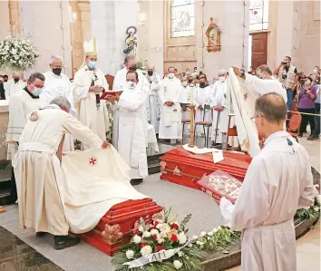  ?? ?? Al frente del atrio del templo del Sagrado Corazón de Jesús fueron colocados los dos féretros con los cuerpos de los sacerdotes jesuitas Joaquín Mora y Javier Campos, asesinados el pasado lunes y junto a cada uno se puso su foto.