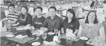  ??  ?? Wong (third right) with representa­tives of C Studio, Yocho Production­s and Tenby Internatio­nal School of Miri.