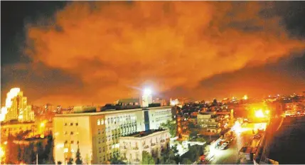  ?? AFP ?? Míssil explode na madrugada da capital síria, Damasco. Mais de cem projéteis foram disparados por forças de EUA, França e Reino Unido