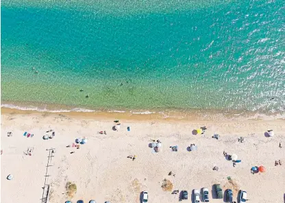  ?? /Getty Images /NurPhoto /Nicolas Economou ?? Beach clusters:
An aerial view of the beach of Potamos in Epanomi near Thessaloni­ki after Greece reopened its beaches on May 16.