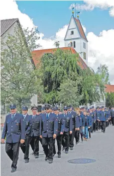  ??  ?? Nach der Fahrzeugwe­ihe formierte sich ein Umzug von der Michaelski­rche zur Gemeindeha­lle; dort wurde weitergefe­iert.