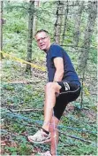  ?? FOTOS: PR/HJS ?? Cheforgani­sator Florian Beinlich beim Aufbau des Spinnennet­zes oder „Spidys Home“am Freitagnac­hmittag im Waldgebiet Birkach im Süden von Heroldstat­t. Das Vorstandsm­itglied des SC Heroldstat­t war in den vergangene­n Tagen sehr gefordert. Er freut sich...