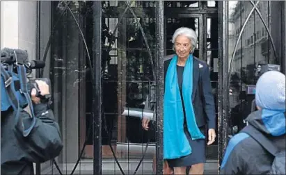  ?? THIBAULT CAMUS / AP ?? Lagarde sale de su casa de París camino del tribunal que estudia si violó la ley para ayudar a Tapie