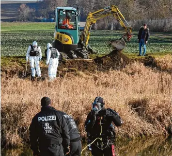  ?? Foto: Marcus Merk ?? Neben dem Flüsschen Schmutter hatten die Beamten kurz vor Heiligaben­d die Leichen der beiden getöteten Frauen aus Hirblingen entdeckt.