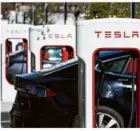  ?? ?? Tesla-eigene Ladesäulen in San Rafael (Kalifornie­n).