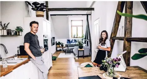  ??  ?? Traumwohnu­ng für ein junges Paar: Jessica Sieron mit Christoph Meuter in ihrer offenen Küche mit dem alten Gebälk