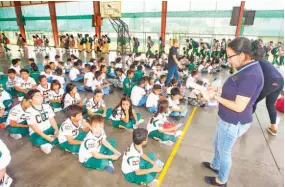  ??  ?? Padres de familia. El gimnasio del colegio fue el lugar escogido para esperar a que en orden los padres de familia recogieran a sus hijos.