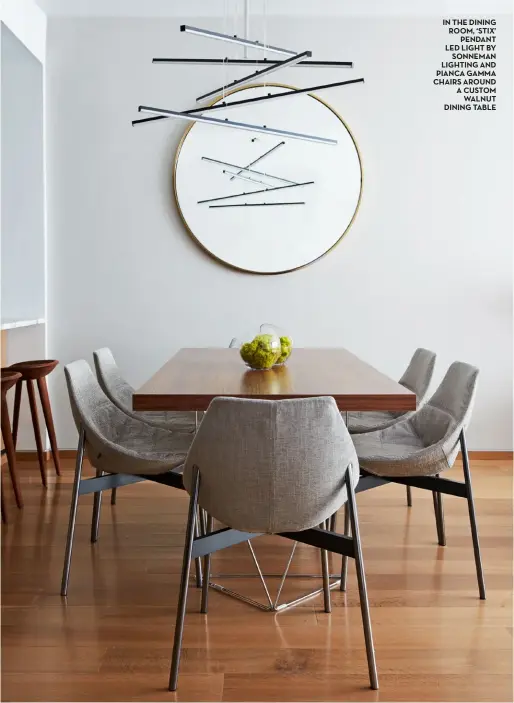  ??  ?? id quias esti officte landiore debit, volorehent, odipit renis expero occus in the dining room, ‘stix’ Pendant led light by sonneman lighting and Pianca gamma chairs around a custom walnut dining table