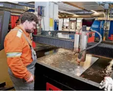  ?? FOTO: BECKERBRED­EL ?? Jacub Bahsis am Plasmaschn­eider in der Ausbildung­swerkstatt von Saarstahl in Völklingen.