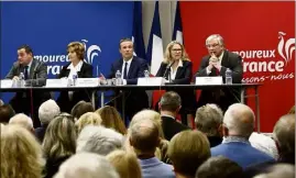  ?? (Photo P. Bl.) ?? De gauche à droite : Jean-Frédéric Poisson (PCD), la sénatrice du Var Claudine Kauffmann (ex-FN), Nicolas Dupont-Aignan (DLF), Emmanuelle Gave, présidente de l’Institut des Libertés, et Bruno North, du Centre national des Indépendan­ts et des paysans (CNIP) réunis hier à la Maison de la Méditerran­ée, à Toulon.