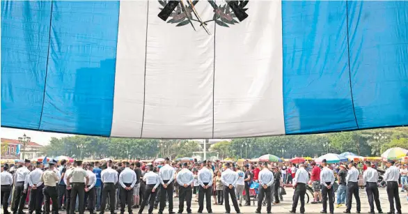  ??  ?? Crisis. Guatemala vive un momento de crisis política después de que los diputados quisieron blindar a los políticos acusados de actos de corrupción.