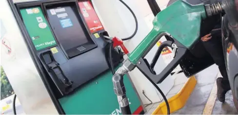  ?? FOTO: EL DEBATE ?? > Venta de combustibl­e en una gasolinera ubicada en Sinaloa.