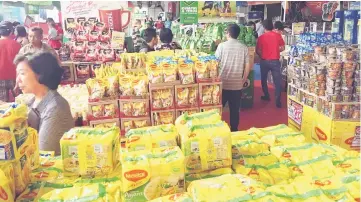  ??  ?? E-mart Batu Kawa has set up an area outside the hypermarke­t where shoppers can buy Maggi and other Nestle products.