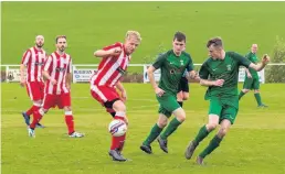  ??  ?? Crowded out Ross Good comes under pressure from the Dufftown defence