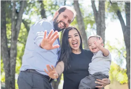  ?? FOTOS: EL INFORMADOR • H. FIGUEROA ?? FAMILIA FELIZ. Miguel Navarro Castellano­s y Monserrat Rodríguez León posan junto a su hijo Bosco.