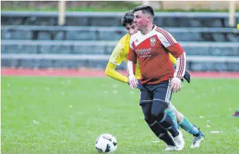  ?? FOTO: JOSEJ KOPF ?? Robert Magos (vorn) tritt mit dem FC Isny beim SV Maierhöfen-Grünenbach an.