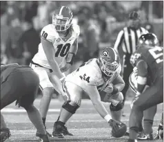  ?? KEN WARD / For the Calhoun Times ?? Georgia quarterbac­k Jacob Eason (10) prepares to take a snap from center Brandon Kublanow during last Saturday’s game vs. Kentucky.