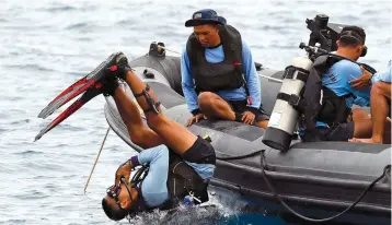  ?? (Beawiharta/Reuters) ?? AN INDONESIAN NAVY soldier dives yesterday off the north coast of Karawang regency, in the West Java province, the location of the Lion Air flight JT610 crash.