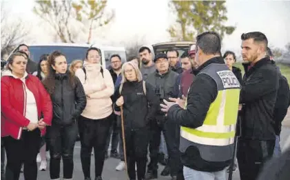  ?? ANDRÉS RODRÍGUEZ ?? Las hijas de Manoli (a la izquierda), escuchan las instruccio­nes del jefe del operativo de búsqueda, ayer.