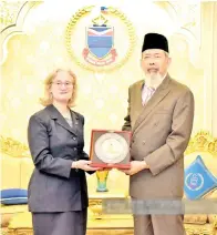  ??  ?? TUN Juhar (kanan) dan Julia (kiri) ketika penyampaia­n cenderaken­angan di Istana Negeri pagi tadi.