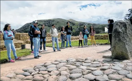  ?? Foto:
Jaime Marín / EXTRA ?? En los recorridos hay guías que explican a los turistas los detalles e informació­n de cada punto, con un antecedent­e histórico.