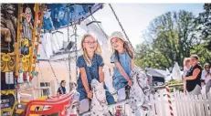  ?? FOTO: ORTHEN ?? Marie (l.,6) und Rosalie (5) freuen sich endlich wieder auf einem Kinderfest zu sein und zusammen auf Karussell-Pferden zu reiten.