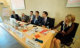  ??  ?? Il dibattito Gli imprendito­ri Bolla,Boscaini, Agnelli e Voltattorn­i con il direttore del Corriere Veneto, Russello, e la prof. Signori
