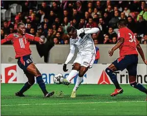  ??  ?? Mario Balotelli a inscrit le but de l’égalisatio­n, mercredi, contre le Losc.