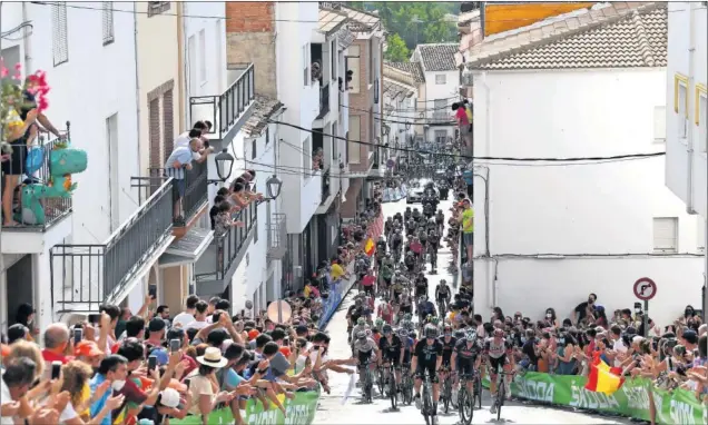  ??  ?? Una de las últimas grupetas que entraron en la meta de Valdepeñas de Jaén, en plena ascensión al rampón marca de la casa de La Vuelta, con pendientes del 23%.