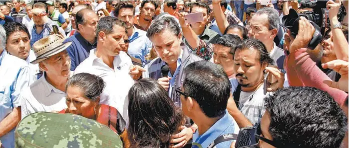  ??  ?? El secretario de Educación Pública, Aurelio Nuño Mayer; campañado por el gobernador Alejandro Murat visitaron la zona para analizar los daños.