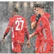  ?? FOTO: DPA ?? Thomas Müller diskutiert nach dem Spiel mit Joshua Kimmich.