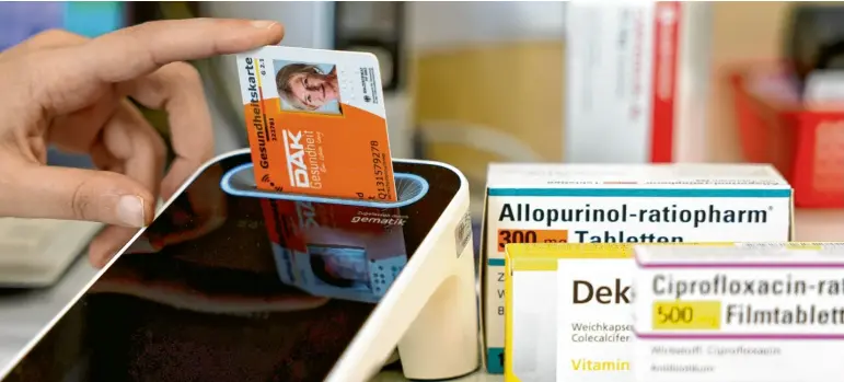  ?? Foto: Martina Diemand (Symbolbild) ?? Das E-Rezept soll die Gesundheit­sbranche digitaler machen. Doch es gibt noch Startschwi­erigkeiten.