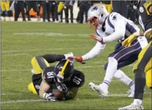  ?? THE ASSOCIATED PRESS ?? Steelers tight end Jesse James (81) loses his grip on the football after crossing the goal line on a pass play against the Patriots in the closing seconds of the fourth quarter during last Sunday’s game.