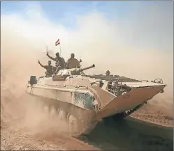  ?? CEDOC PERFIL ?? VICTORIA. Un tanque de las fuerzas de Irak avanza en el desierto.