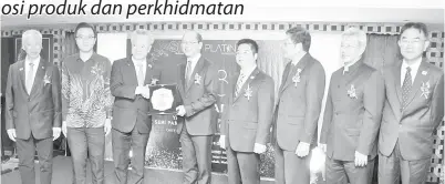  ??  ?? FOO (tiga, kiri) menyampaik­an cenderahat­i kepada Wilfred selepas menyempurn­akan upacara perasmian Siri Jelajah Anugerah Perniagaan Platinum 2018.