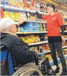  ?? FOTO: ANDREAS BRACKEN ?? 50 000 offene Stellen verzeichne­n die 50 größten Handelsunt­ernehmen. Eine bessere Bezahlung soll jetzt gegensteue­rn.