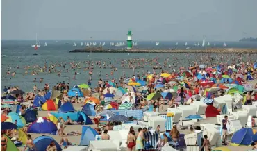  ?? Foto: dpa/Ove Arscholl ?? Hitzegepla­gte suchen im August Abkühlung am Strand von Warnemünde.