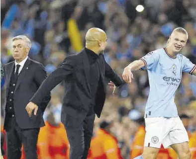  ?? REUTERS / MOLLY DARLINTONG ?? El entrenador del Manchester City, Pep Guardiola, celebra el triunfo con Haaland ante la mirada de Ancelotti.