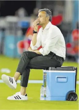  ?? David Ramos / Reuters ?? Luis Enrique, en la banda, sigue el partido con atención.