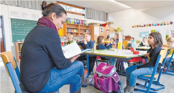  ?? FOTO: FELIX KÄSTLE ?? Meike Murr liest der dritten Grundschul­klasse in der Klosterwie­senschule in Baindt aus den „Muskeltier­en“vor.