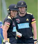  ?? PHOTOSPORT ?? The Blaze’s Melie Kerr and Maddy Green at Wellington’s Basin Reserve yesterday.