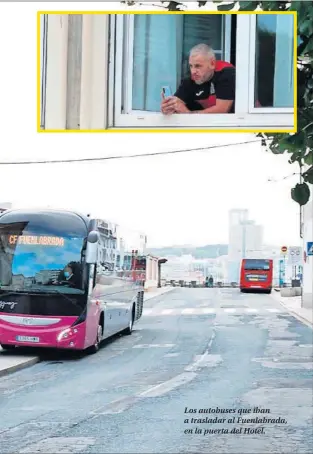  ??  ?? Los autobuses que iban a trasladar al Fuenlabrad­a, en la puerta del Hotel.